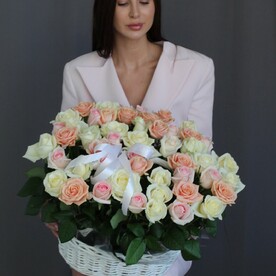 51 роза в корзине