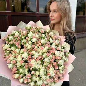 51 кустовая Роза. Микс из белых и розовых кустовых  роз