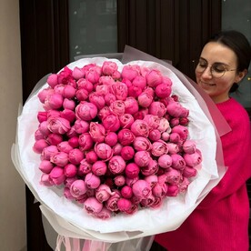 27 ярко розовых пионовидных кустовых роз