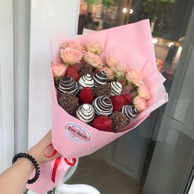 Шанель S микс кустовая роза и клубника