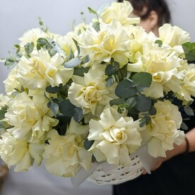 Корзина из ажурных роз