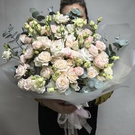 Букет из эустомы и кустовой розы