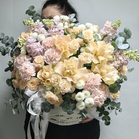 Корзина из диантусов, матиолы, хризантемы, ажурной розы.