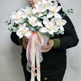 Коробка с белыми орхидеями и эвкалиптом