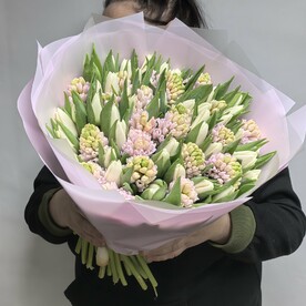 Букет из гиацинтов и тюльпанов