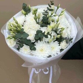 Сборный белый букет из эустомы, кустовой хризантемы и эвкалипта
