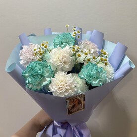 Сборный букет из хризантем и диантусов