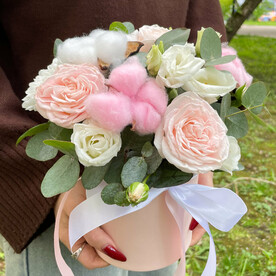 Хлопок, Роза кустовая, Лизиантус Эустома, Эвкалипт, Шляпная коробка, Оазис