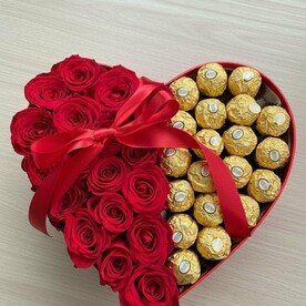 Фудбукет с розами и конфетами