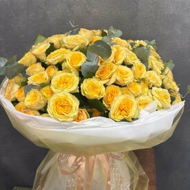 25 солнечных пионовидых роз