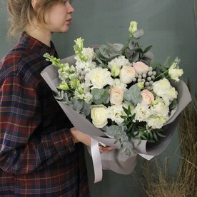 Ранункулус, Эвкалипт, Лизиантус Эустома, Маттиола, Гвоздика одноголовая, Бруния, Фисташка, Упаковка