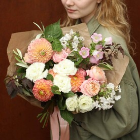Георгины, колокольчики и пионовидные розы