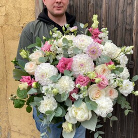 Корзина с георгинами, пионовидными розами и эустомой