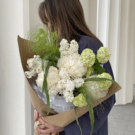 Букет с сиренью и пионами