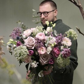 Букет с тюльпанами, нарциссами, сиренью и лютиками