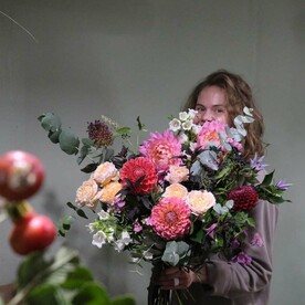 Георгины, колокольчики, пионовидные розы - Летний букет с доставкой