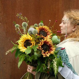 Подсолнухи, колючки и лаконос - Букет с подсолнухами заказть с доставкой
