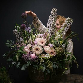 Корзина с пионами,  дельфинимумом и диковинками