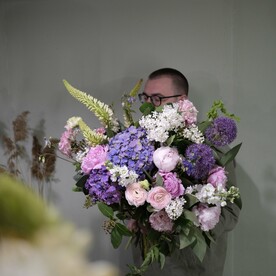 Букет с гортензиями, ранункулюсами,  маттиолой и эустомой - Большой садовый букет с доставкой