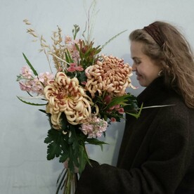 Карамельные хризантемы, маттиола и травы - купить букет с хризантемами виенна с доставкой спб и ло