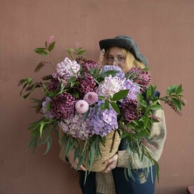 Корзина с гортензиями, хризантемами и ягодами - купить осеннюю композицию в лукошке с доставкой спб и ло