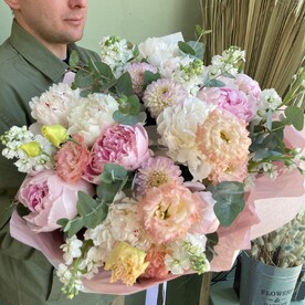 Пионовидные розы, маттиола, эустома - заказать нежный букет доставка