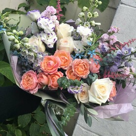 Букет с пионовидными розами, дельфиниумом и эустомой - Доставка цветов