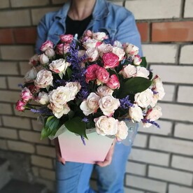 Коробка с кустовыми розами