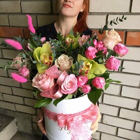 Коробка из роз и орхидей