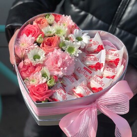Сердце из хризантем и кустовых роз с рафаэло
