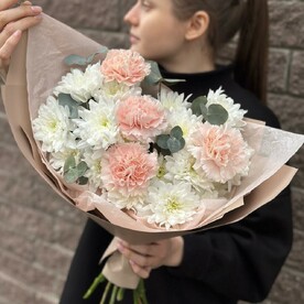 Стойкий букет хризантем и диантусов