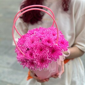 Яркая сумочка из кустовых хризантем