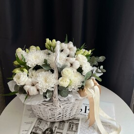 Корзина белых цветов