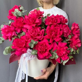 Яркая коробка из французских роз