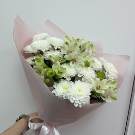 Букет из хризантем и альстромерий