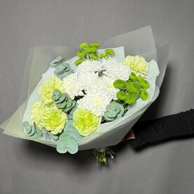 Букет из диантусов, хризантем и эвкалипта