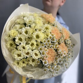 Букет из диантусов, ромашек и хризантем «желтый ми-ми-ми»