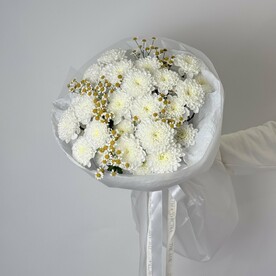 Букет из белых хризантем и ромашек