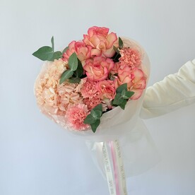 Нежный авторский букет с гортензией и французскими розами