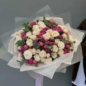 Контрастный букет из белых и малиновых кустовых роз