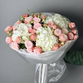 Пышный букет с гортензией и розовыми кустовыми розами
