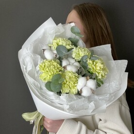Воздушный букет с гвоздикой и хлопком