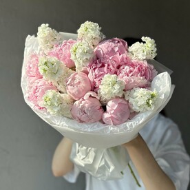 Ароматный букет с пионами и маттиолой