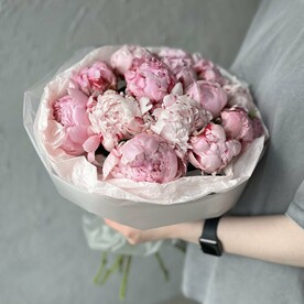 Букет из 15 нежно-розовых пионов