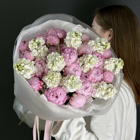 Букет с пышными пионами с белой маттиолой