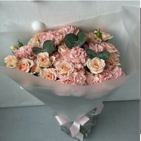 Авторский букет из гвоздики с кустовыми розами (N 66)