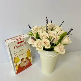 Композиция в стаканчике с кустовой розой