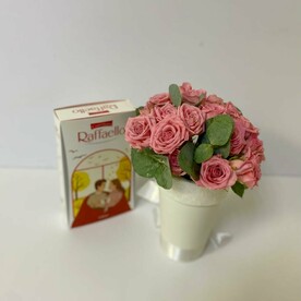 Композиция в стаканчике с кустовой розой и эвкалиптом