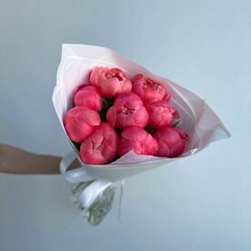 9 розовых пионов Корал Шарм