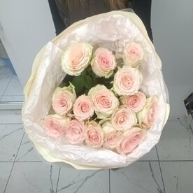 Букет из 15 розово-зеленых роз